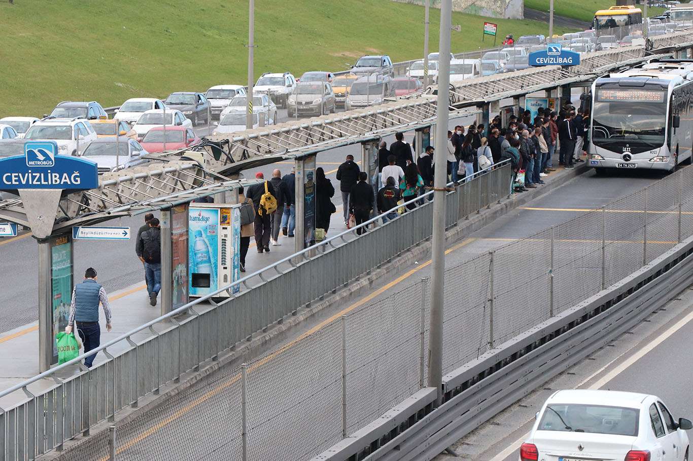 İstanbul'da 65 yaş üstü ve 20 yaş altındakiler için uygulanan toplu taşıma yasağı kalktı İstanbul'da 65 yaş üstü ve 20 yaş altındakiler için uygulanan toplu taşıma yasağı kalktı